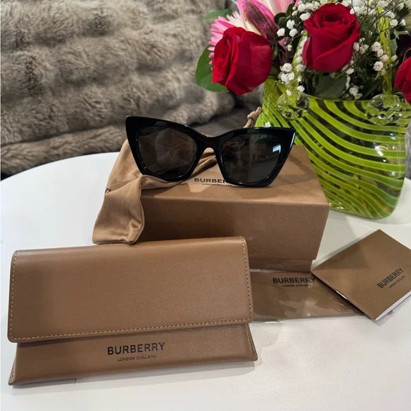 ONE DAY SALE✨
SALE✨🤍BURBERRY Marriane cat eye Black Sunglasses 🤍 - Picture 4 of 16